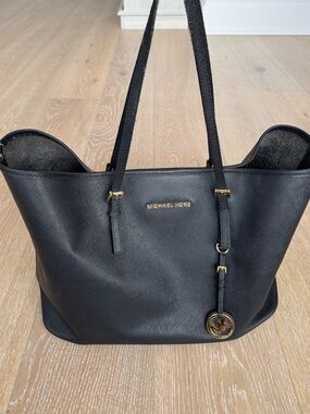 MICHAEL Michael Kors Women’s Black Medium Jet Set Travel Leather Tote